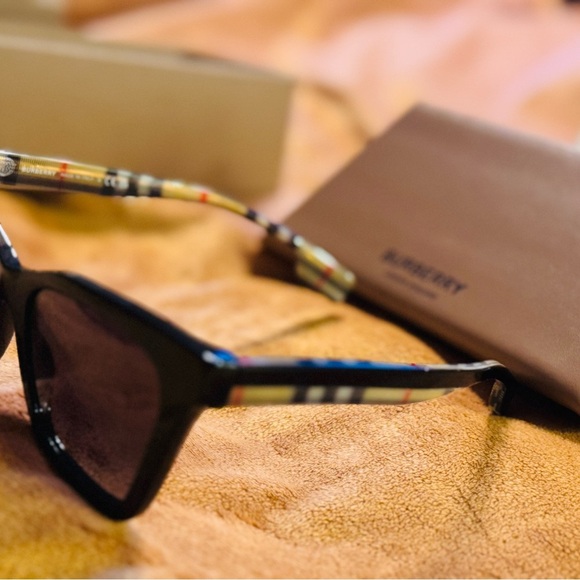 NWT BURBERRY Black Vintage Sunglasses - Picture 5 of 11